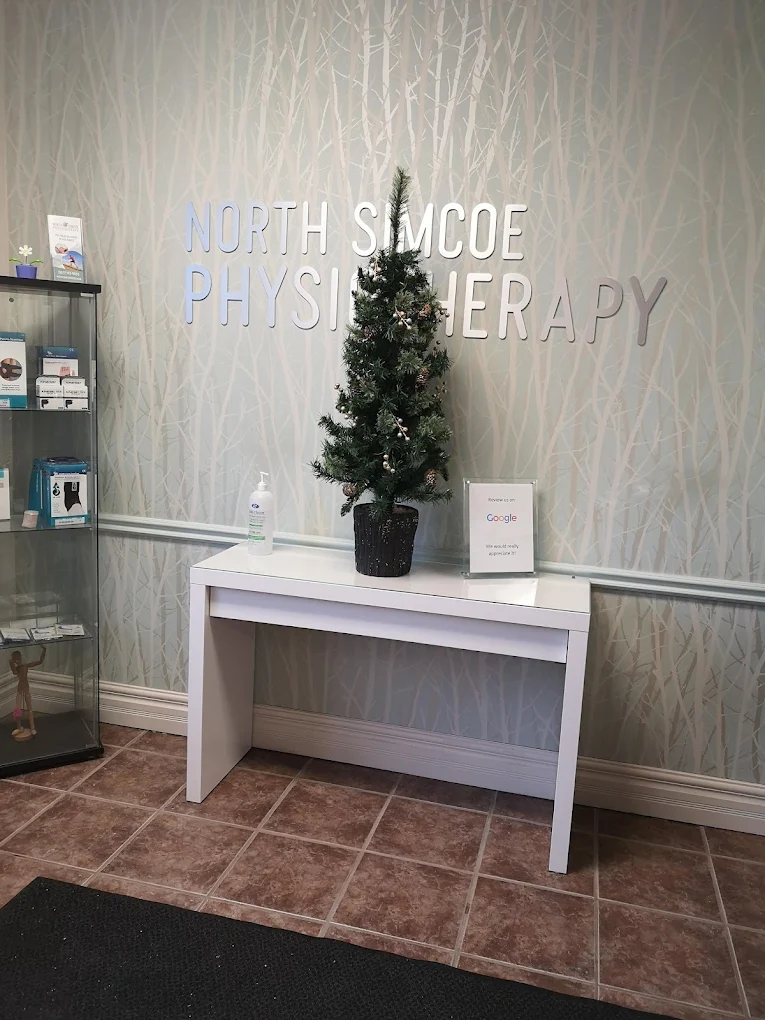 Physiotherapist treating a patient at North Simcoe Physiotherapy clinic in Oshawa